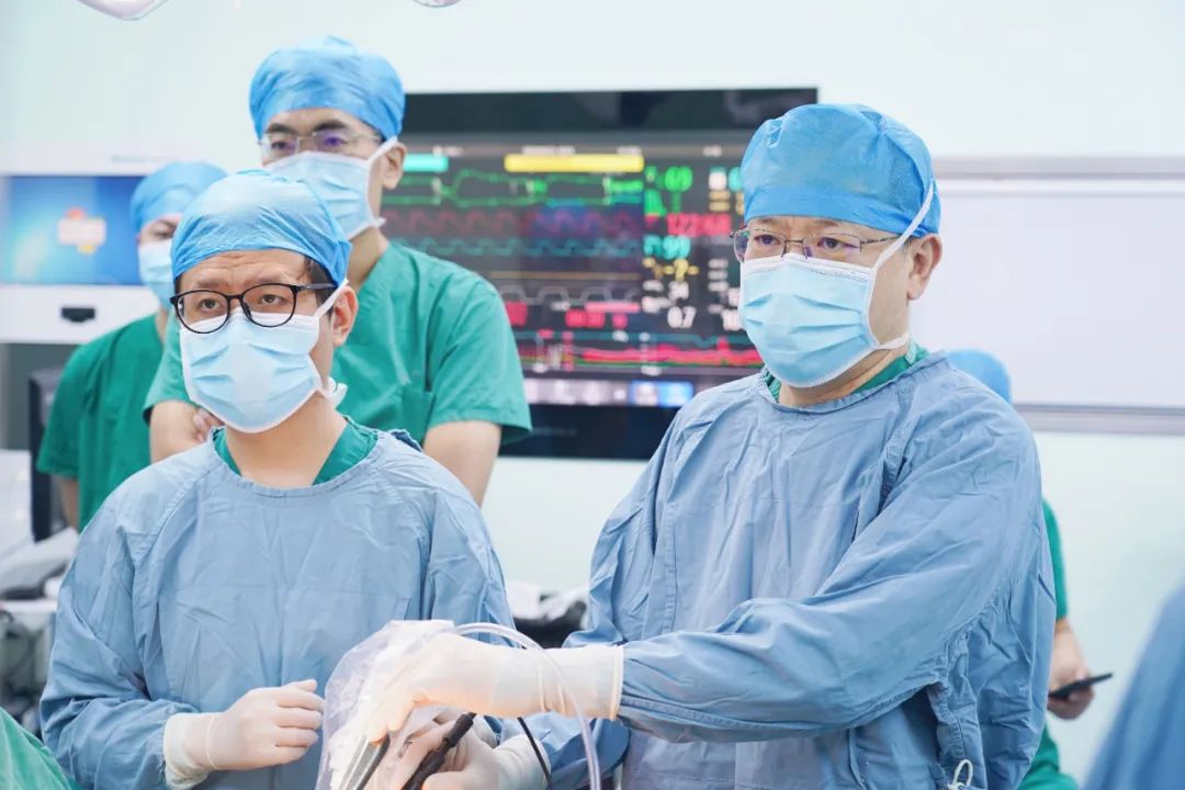 国宝级医生丨“像无痛胃肠镜一样完成肺癌根治手术” 全国胸外科领军人物李简谈手术的“微创”与“精准”